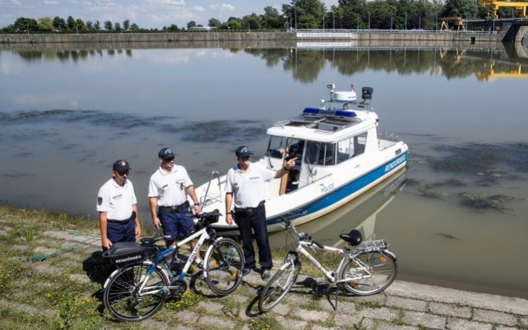 Bringás rendőrök járőröznek a Tisza-tó körüli gáton