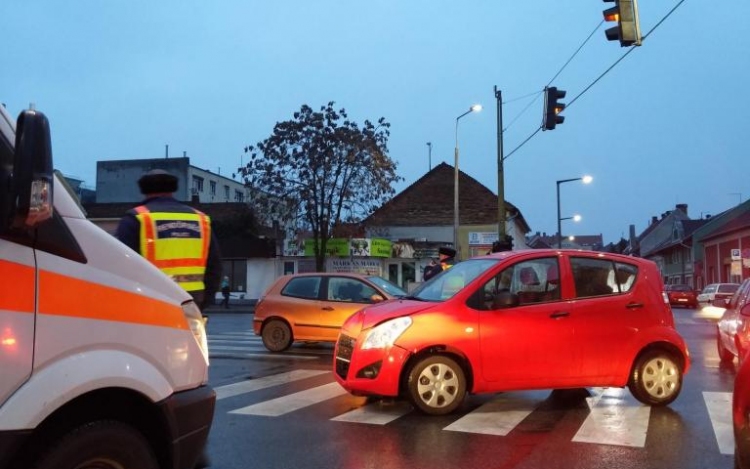 Két autó karambolozott Szolnok belvárosában