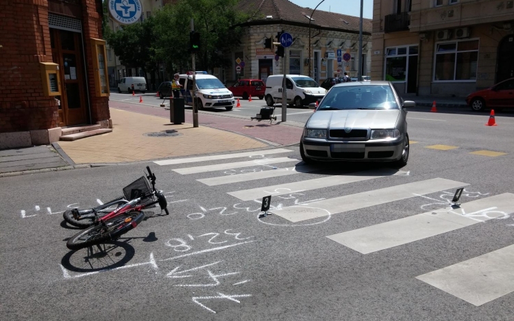 Biciklist sodort el egy autó Szolnokon, a belvárosban