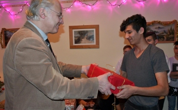 Német küldöttség lepte meg ajándékokkal a szolnoki gyermekotthon lakóit