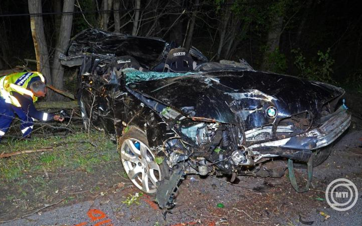 Hárman meghaltak, ketten megsérültek, amikor fának csapódott egy autó Kiskunfélegyháza közelében
