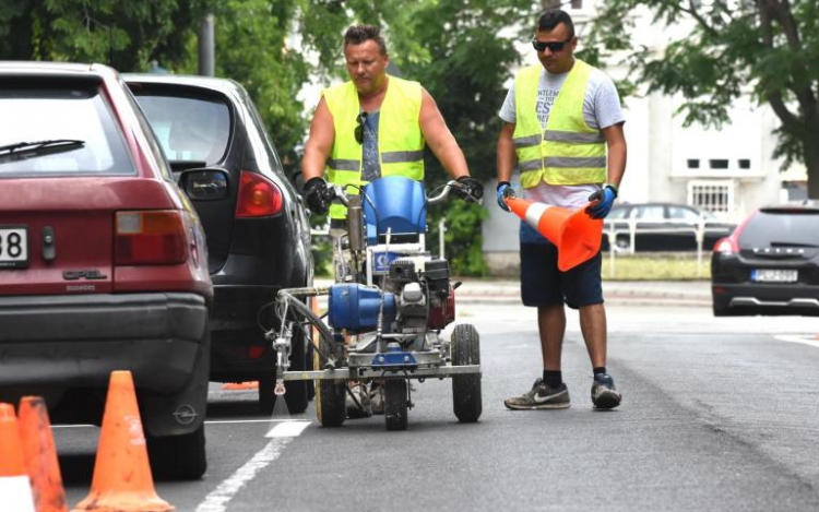 Újrafestik a belvárosi parkolóhelyeket Szolnokon