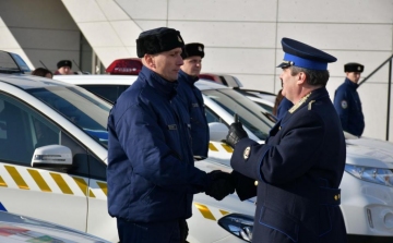 Hatvanhárom új szolgálati autót kapott a megyei rendőrség