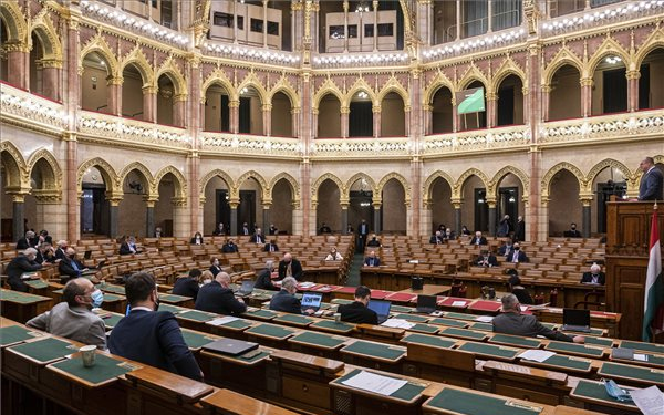 A veszélyhelyzet meghosszabbításáról kezdődik vita