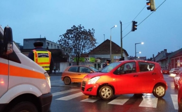Két autó karambolozott Szolnok belvárosában