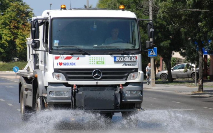 Locsolóautók járják az utakat a forróságban