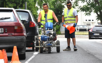 Újrafestik a belvárosi parkolóhelyeket Szolnokon