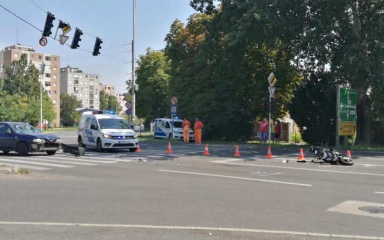 Autó és motoros ütközött a József Attila úti kereszteződésnél