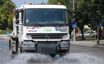 Locsolóautók járják az utakat a forróságban