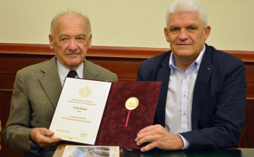 Díjjal ismerték el a szolnoki suli legendás tanárát