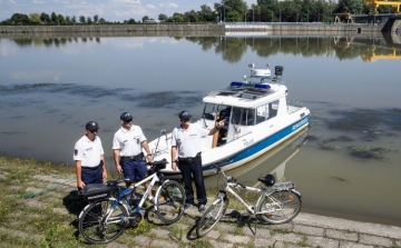 Bringás rendőrök járőröznek a Tisza-tó körüli gáton